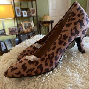 Women’s shoes, pumps, animal print. 2" Heels Size 7 Medium US, NWT.